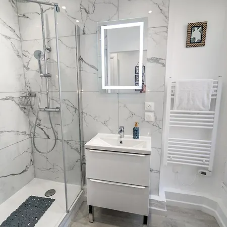 Apartment 2 Center Rated Parking Option *